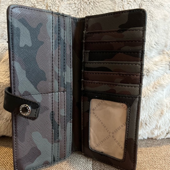 Steve Madden camouflage wallet used - Picture 2 of 3